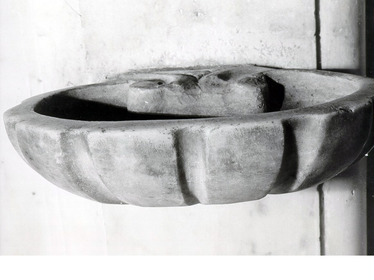 acquasantiera da parete - bottega napoletana (seconda metà sec. XVIII)