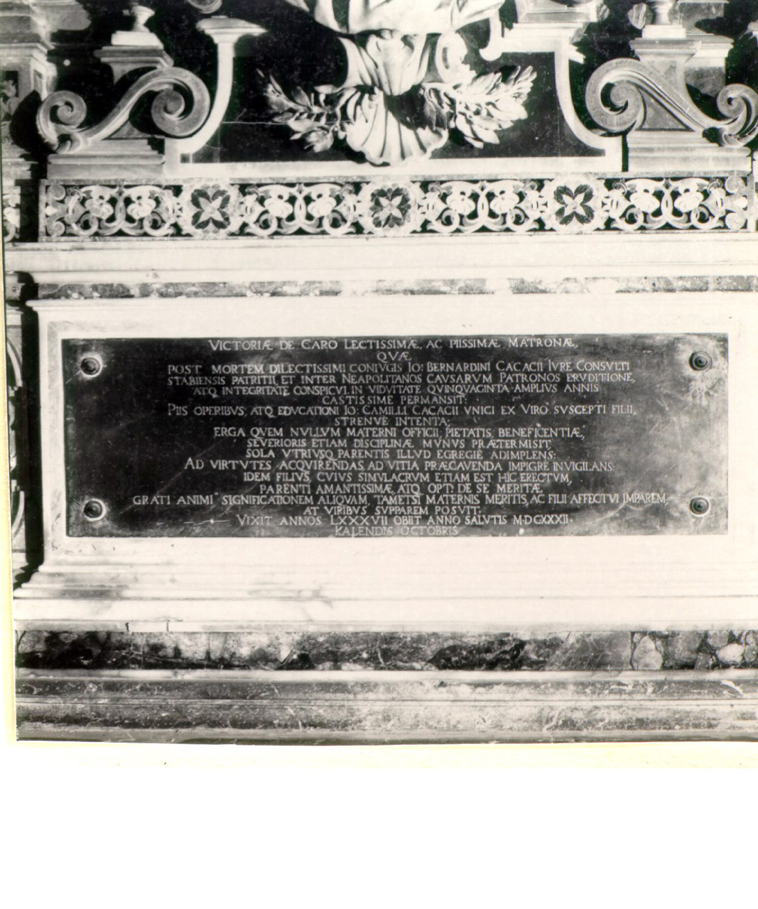 lapide tombale, elemento d'insieme - bottega napoletana (sec. XVII)