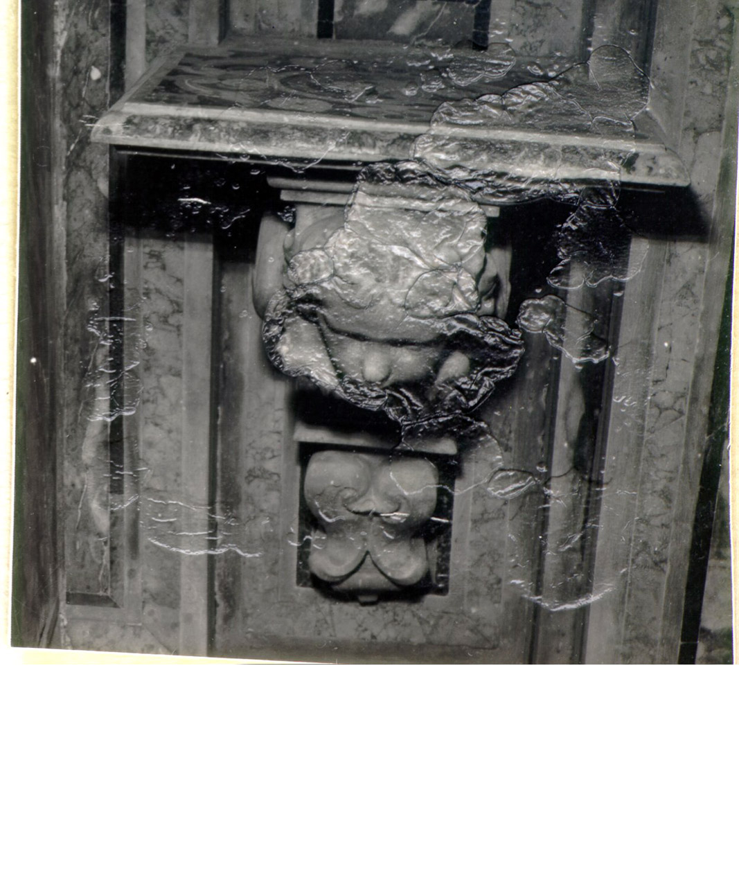mensola, elemento d'insieme - bottega napoletana (metà sec. XVII)
