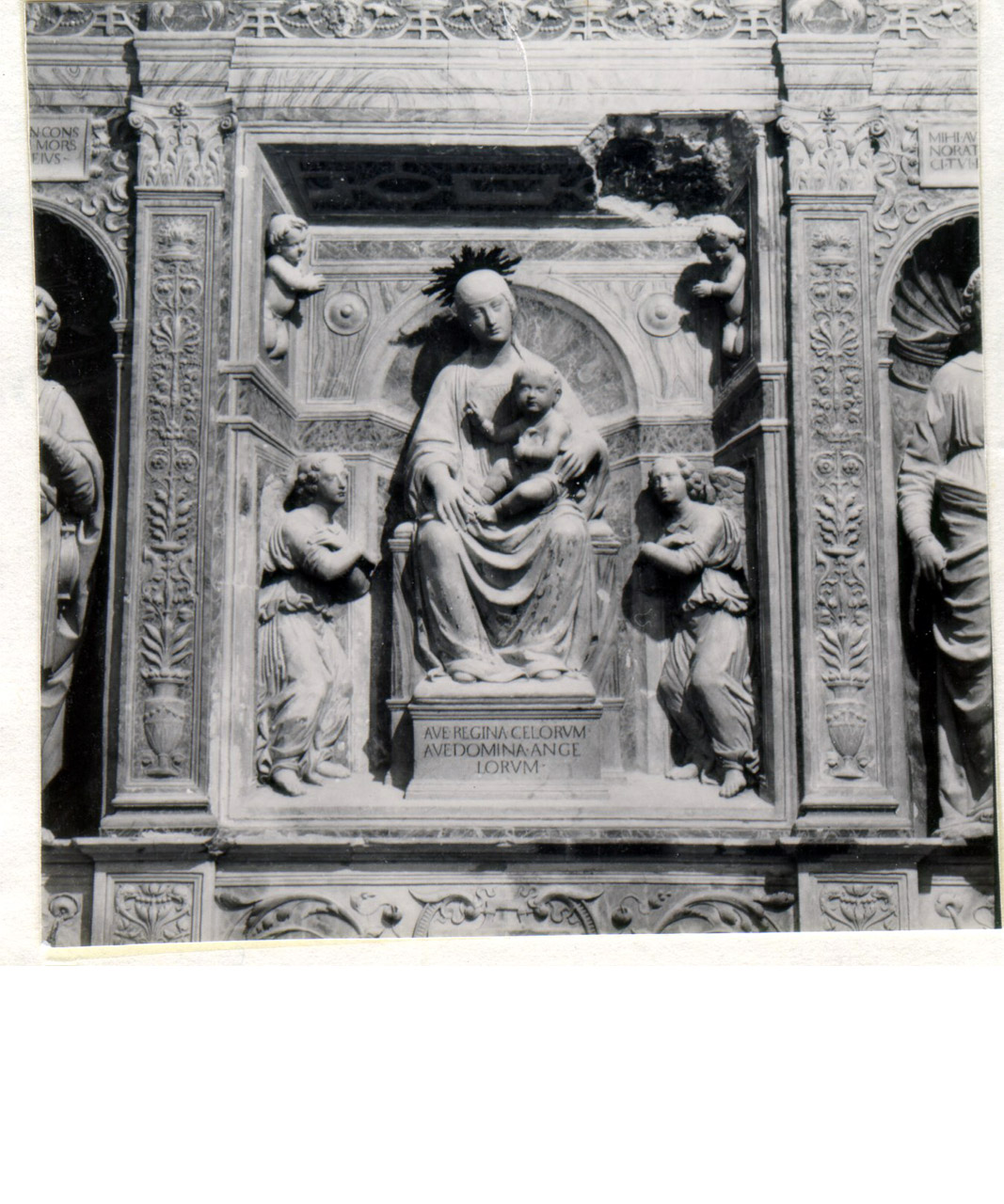 Madonna con Bambino e angeli (rilievo, elemento d'insieme) - bottega toscana (prima metà sec. XVI)