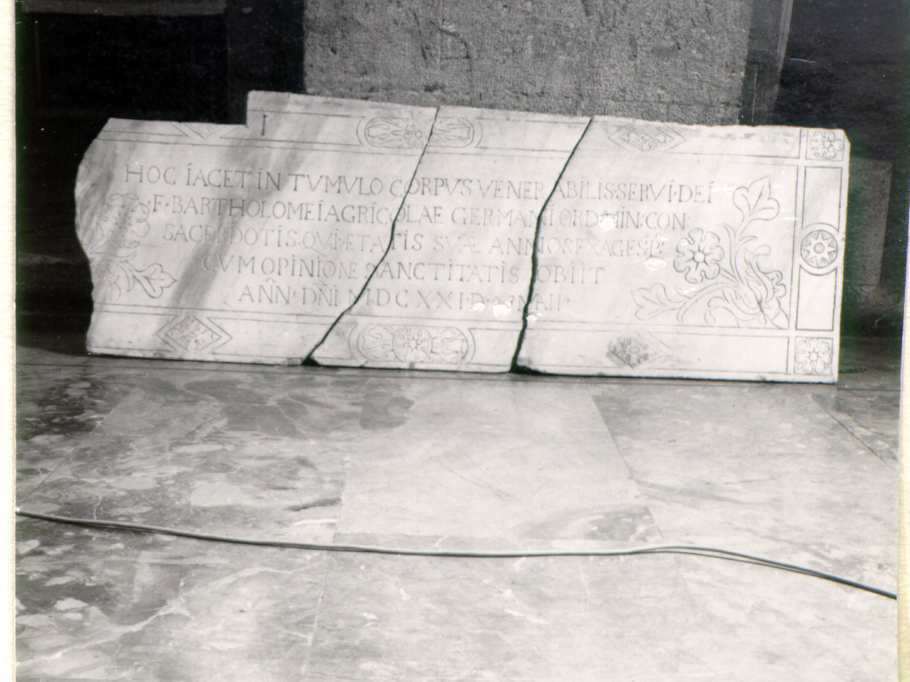 lapide tombale, frammento - bottega napoletana (sec. XVII)