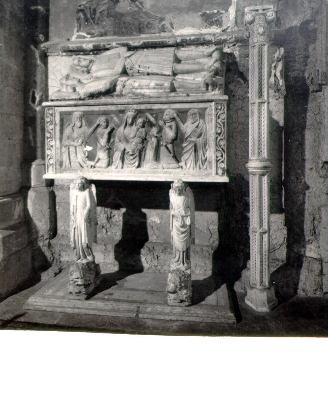 monumento funebre, insieme - bottega napoletana (metà sec. XIV)