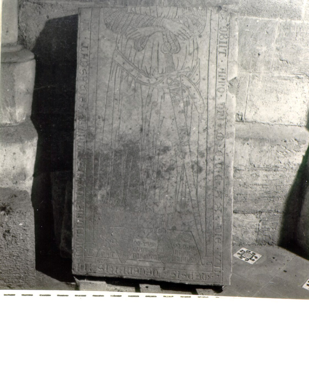 lastra tombale, frammento - bottega napoletana (sec. XIV)
