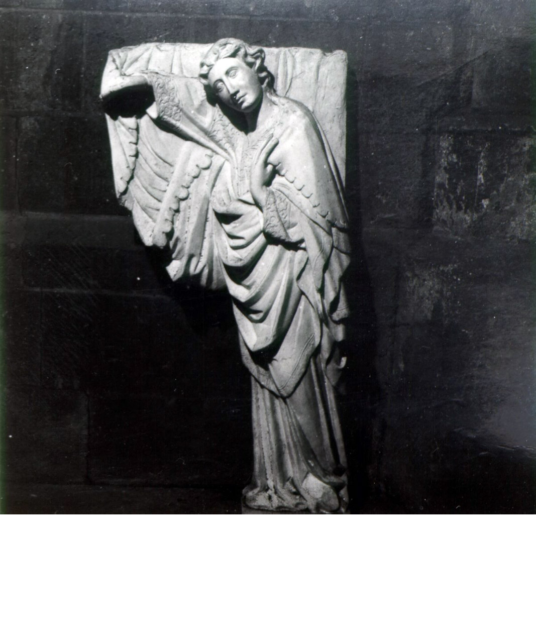 angelo reggicortina (scultura, frammento) - bottega napoletana (inizio sec. XV)