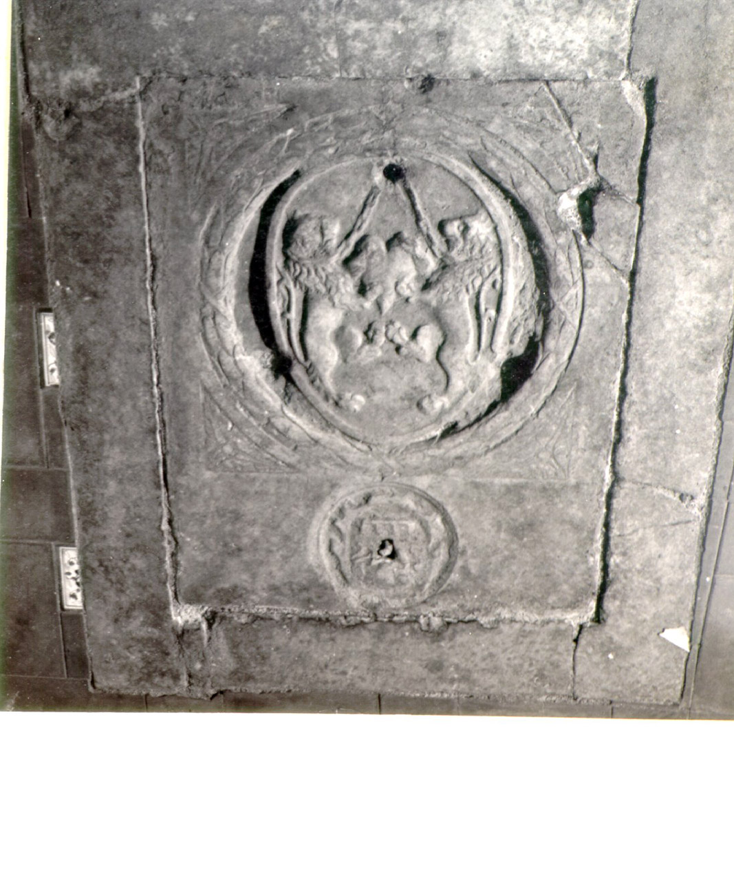 lastra tombale - bottega napoletana (prima metà sec. XVI)