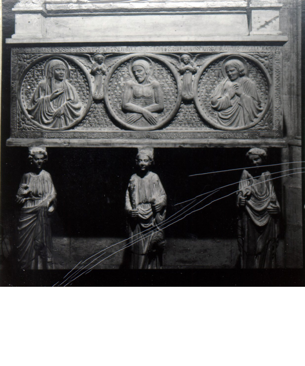 Cristo tra la Madonna e San Giovanni Evangelista (rilievo, elemento d'insieme) - bottega napoletana (sec. XIV)