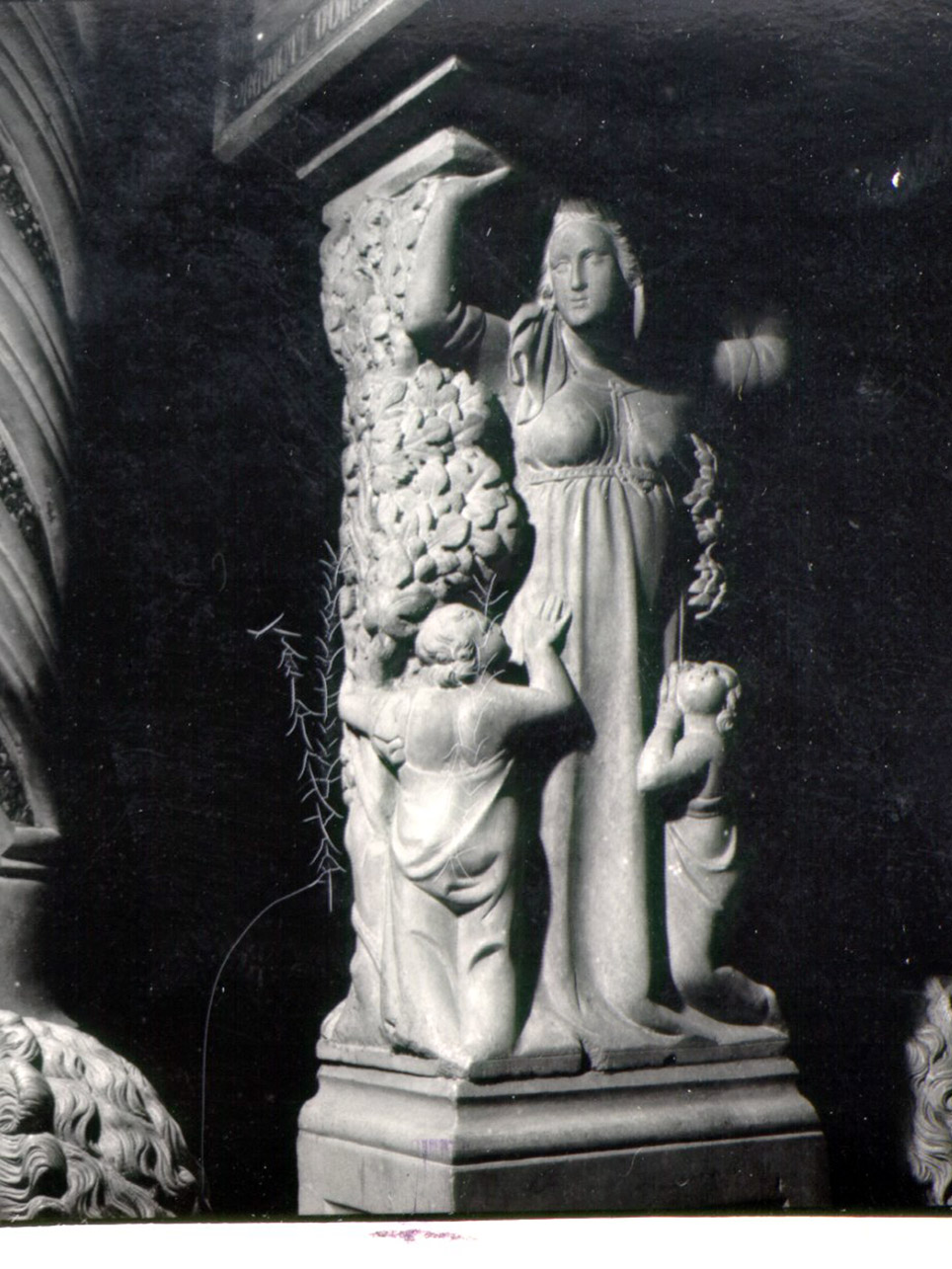 allegoria della Carità (scultura, elemento d'insieme) di Tino di Camaino (sec. XIV)