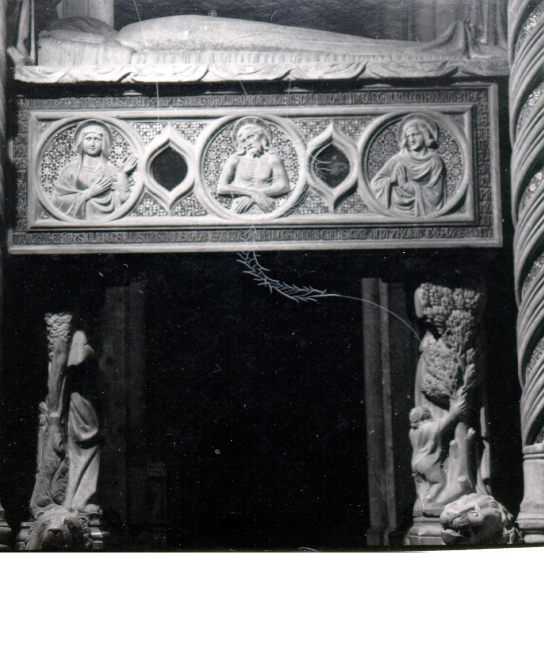 Cristo tra la Madonna e San Giovanni Evangelista (rilievo, elemento d'insieme) di Tino di Camaino (sec. XIV)