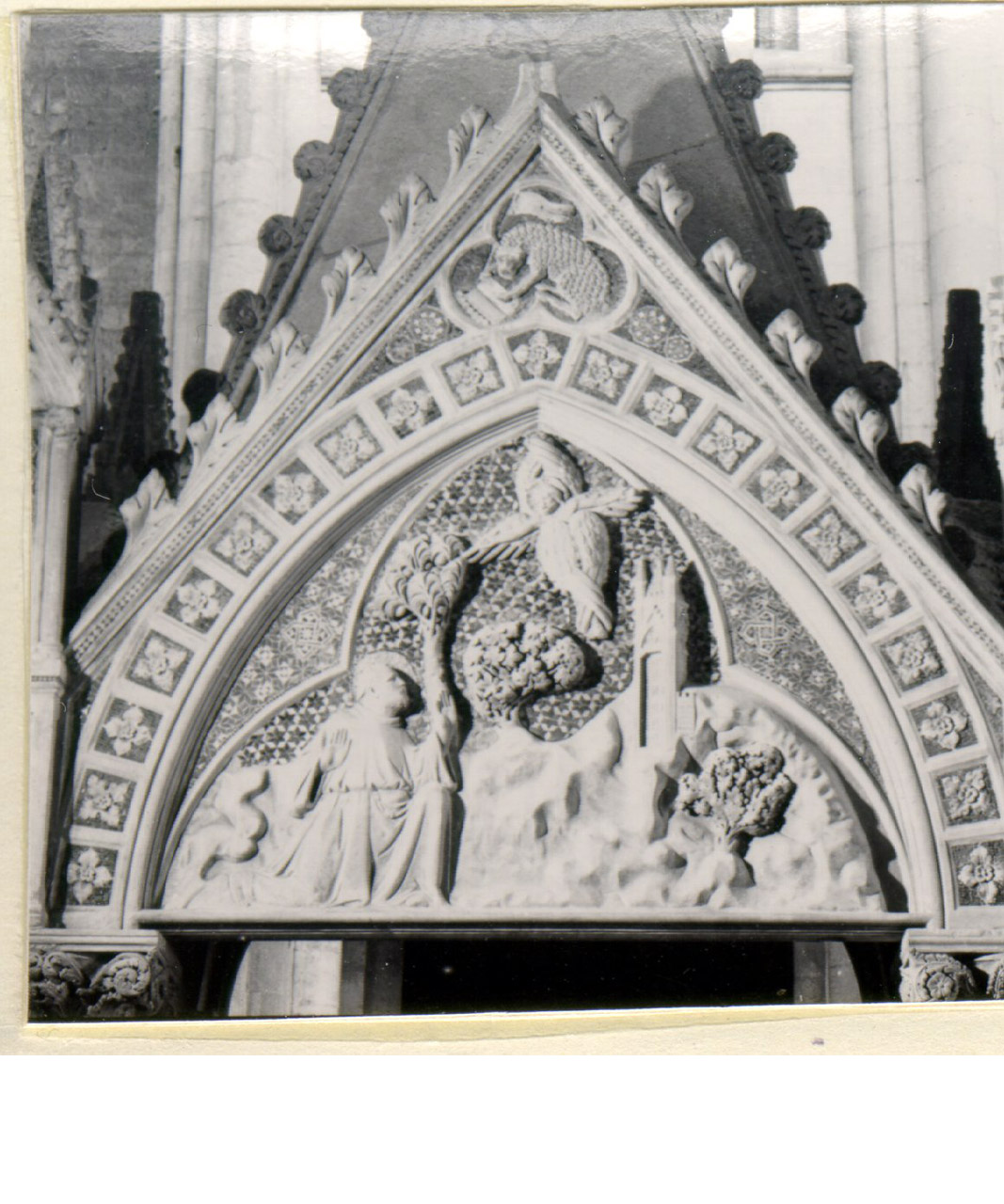 San Francesco d'Assisi riceve le stimmate (rilievo, elemento d'insieme) di Tino di Camaino (sec. XIV)