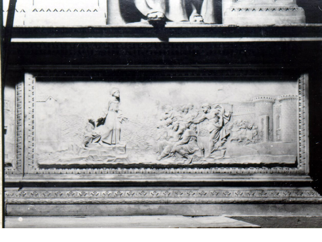 Sant'Antonio da Padova predica ai pesci (rilievo, elemento d'insieme) di Merliano Giovanni detto Giovanni da Nola (sec. XVI)