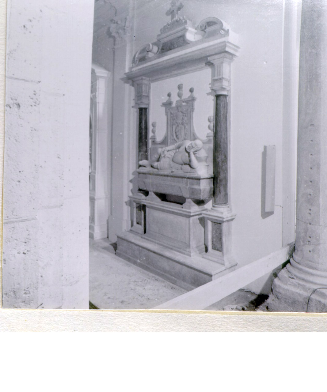 monumento funebre, elemento d'insieme - bottega napoletana (sec. XVI)