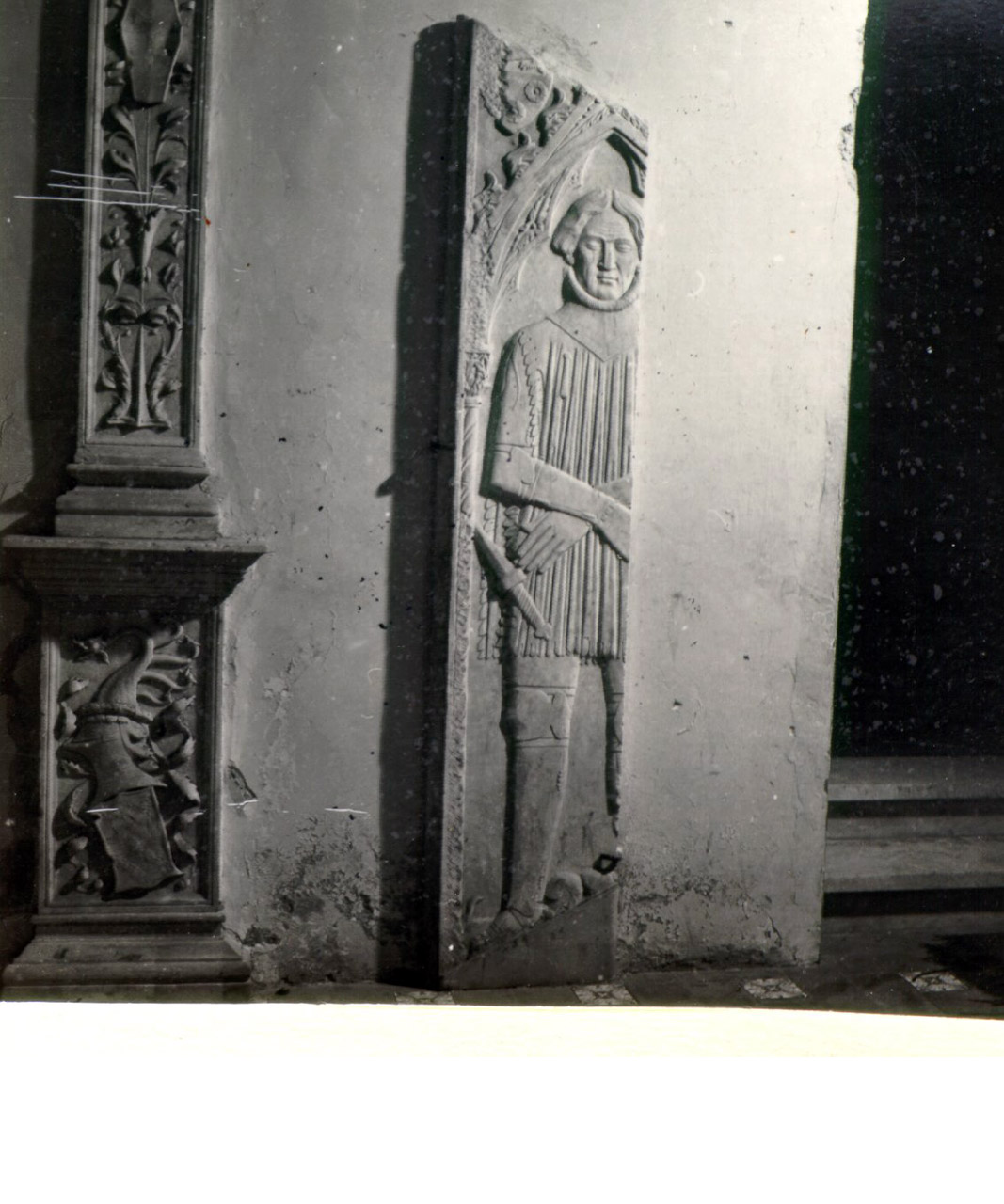 RITRATTO DI UOMO IN ABITI MILITARI GIACENTE (LASTRA TOMBALE, FRAMMENTO) - BOTTEGA NAPOLETANA (INIZIO sec. XV)