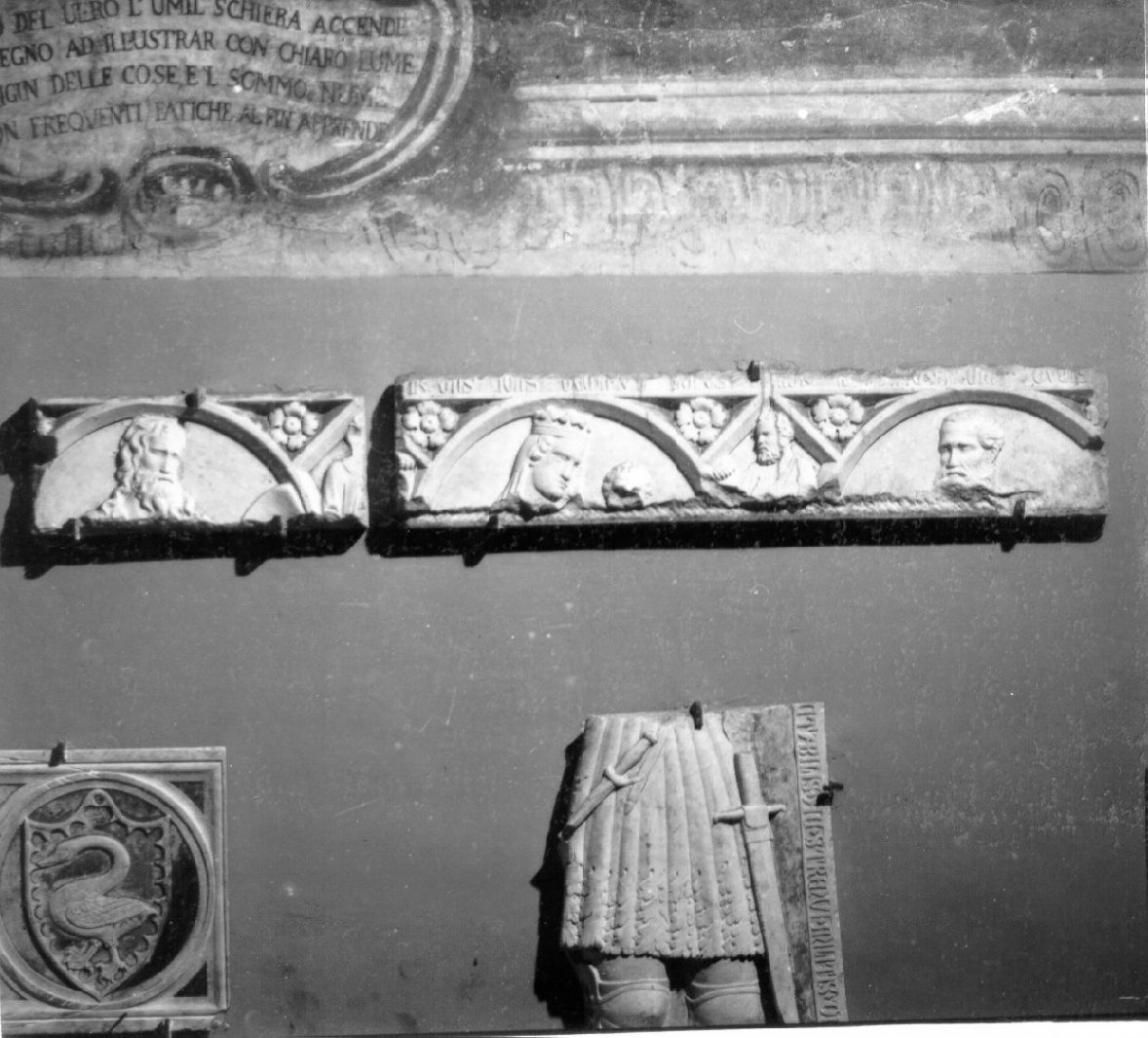 lapide tombale, frammento - bottega napoletana (sec. XIV)