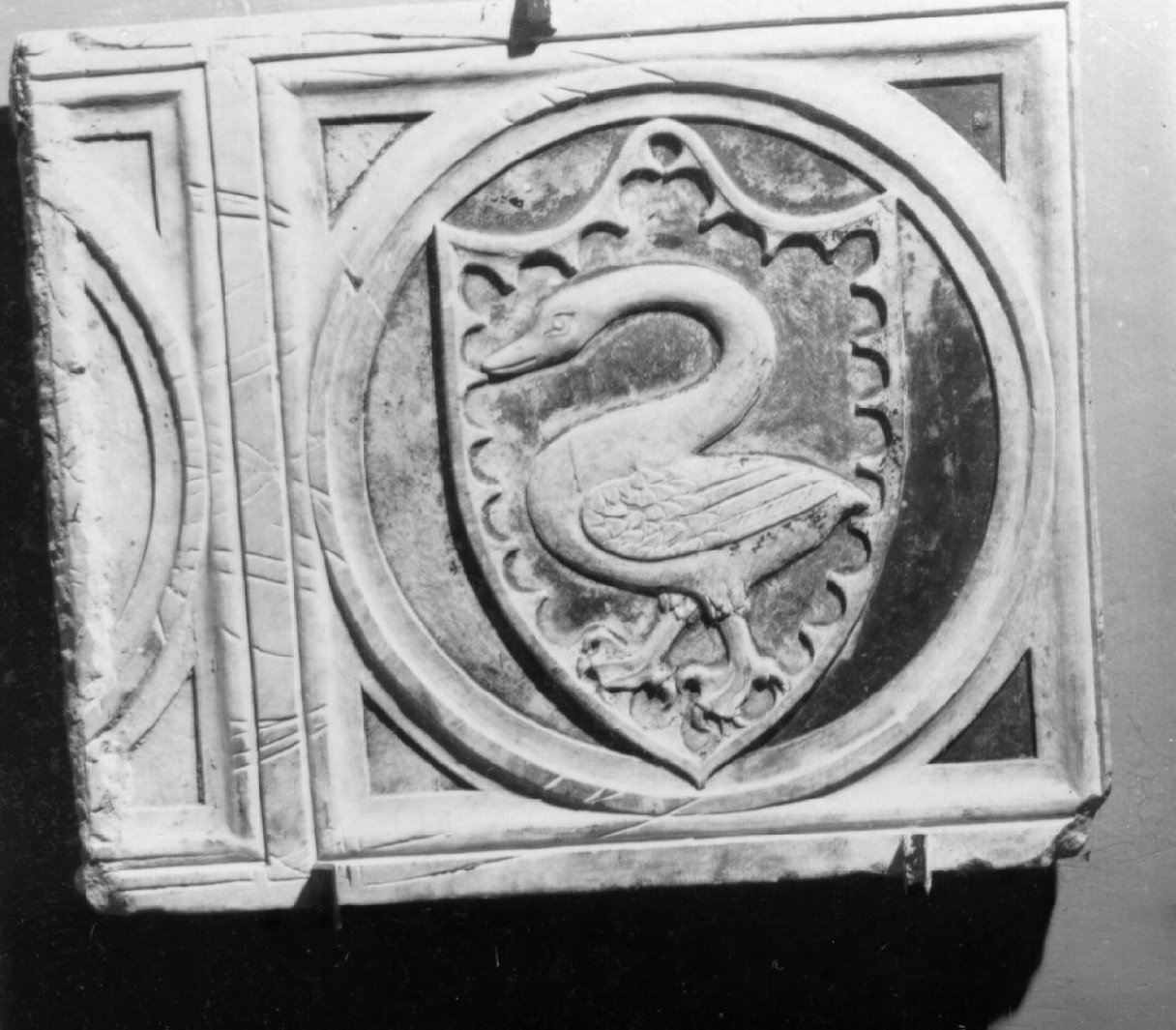 lapide tombale, frammento - bottega napoletana (seconda metà sec. XIV)