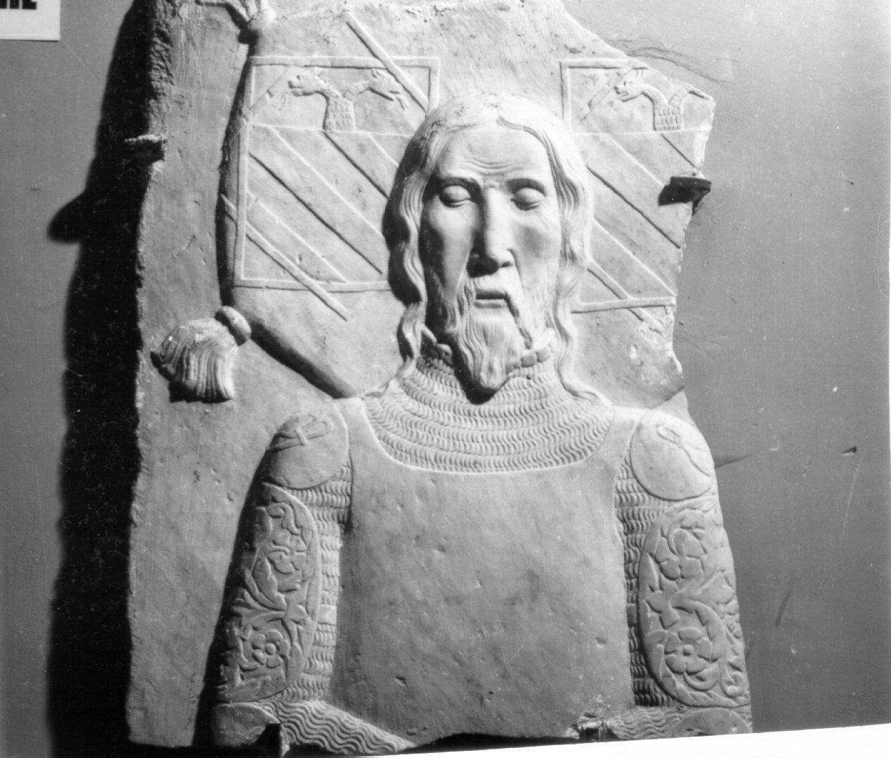 lastra tombale, frammento - bottega napoletana (seconda metà sec. XIV)