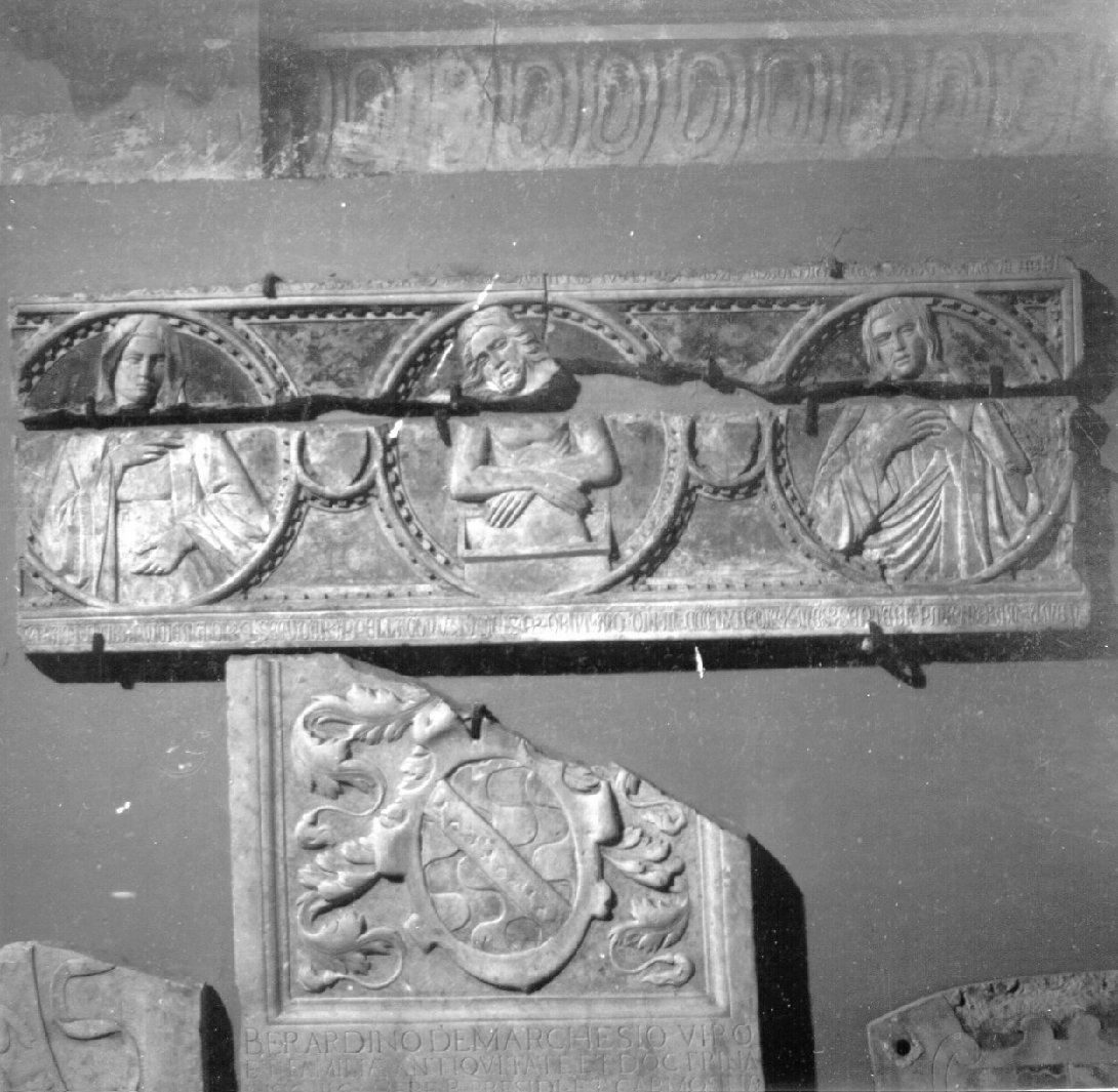 Cristo tra la Madonna e San Giovanni Evangelista (lapide tombale, frammento) - bottega napoletana (metà sec. XV)