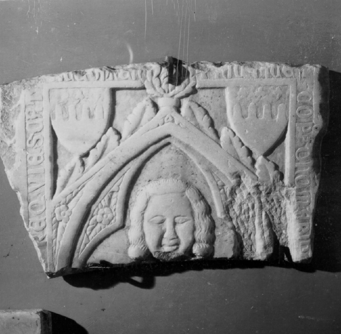 TESTA DI UOMO (LASTRA TOMBALE, FRAMMENTO) - AMBITO NAPOLETANO (Metà sec. XIV)