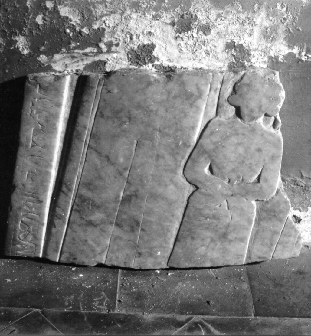 FIGURA DI FANCIULLO IN PREGHIERA ACCANTO AD UNA FIGURA DI ADULTO (LASTRA TOMBALE, FRAMMENTO) - AMBITO NAPOLETANO (Metà sec. XIV)