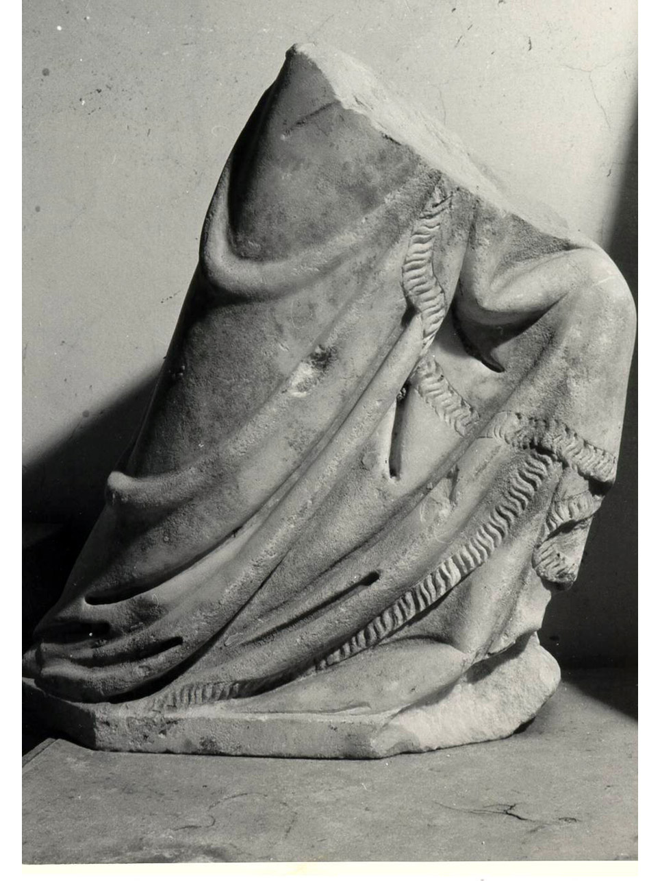 statua, frammento - bottega napoletana (metà sec. XIV)