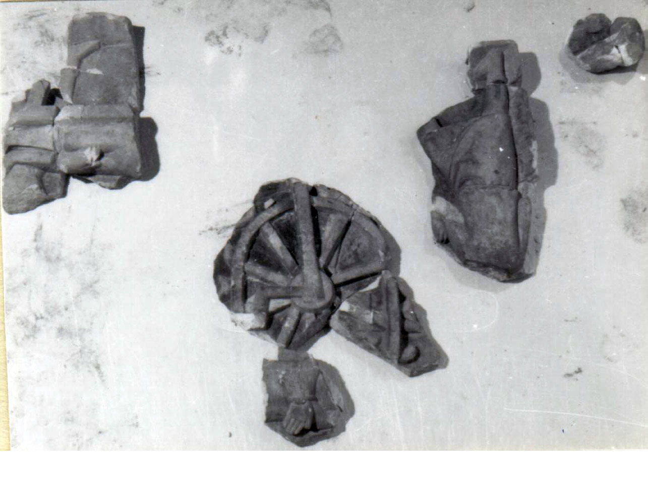 rilievo, frammento - bottega napoletana (seconda metà sec. XIV)