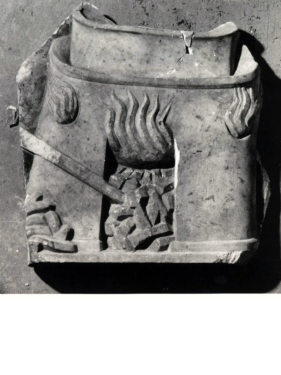 rilievo, frammento - bottega napoletana (seconda metà sec. XIV)