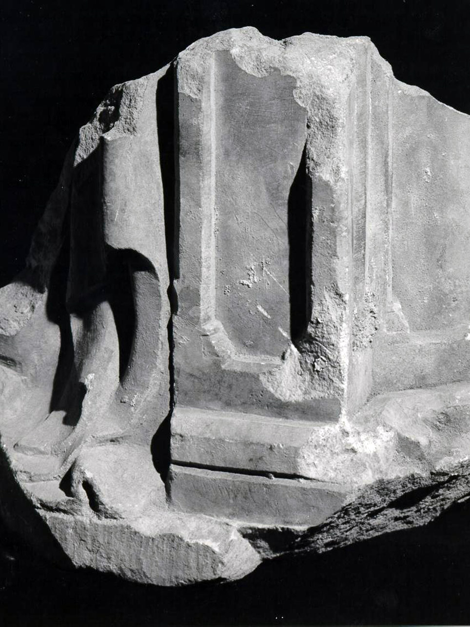 scultura, frammento - bottega napoletana (metà sec. XIV)