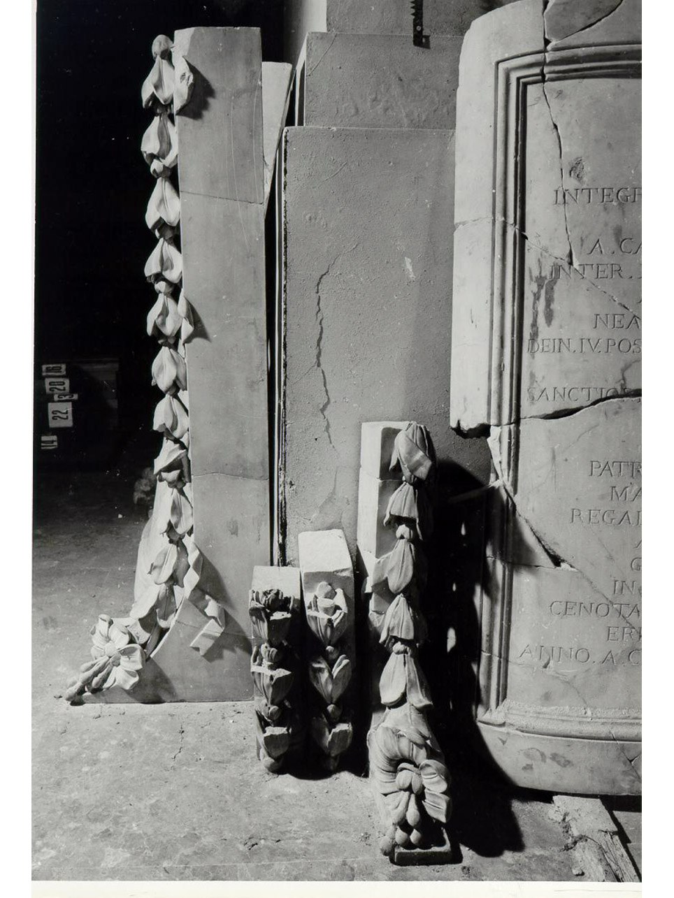 decorazione plastica, frammento - bottega napoletana (metà sec. XVI)