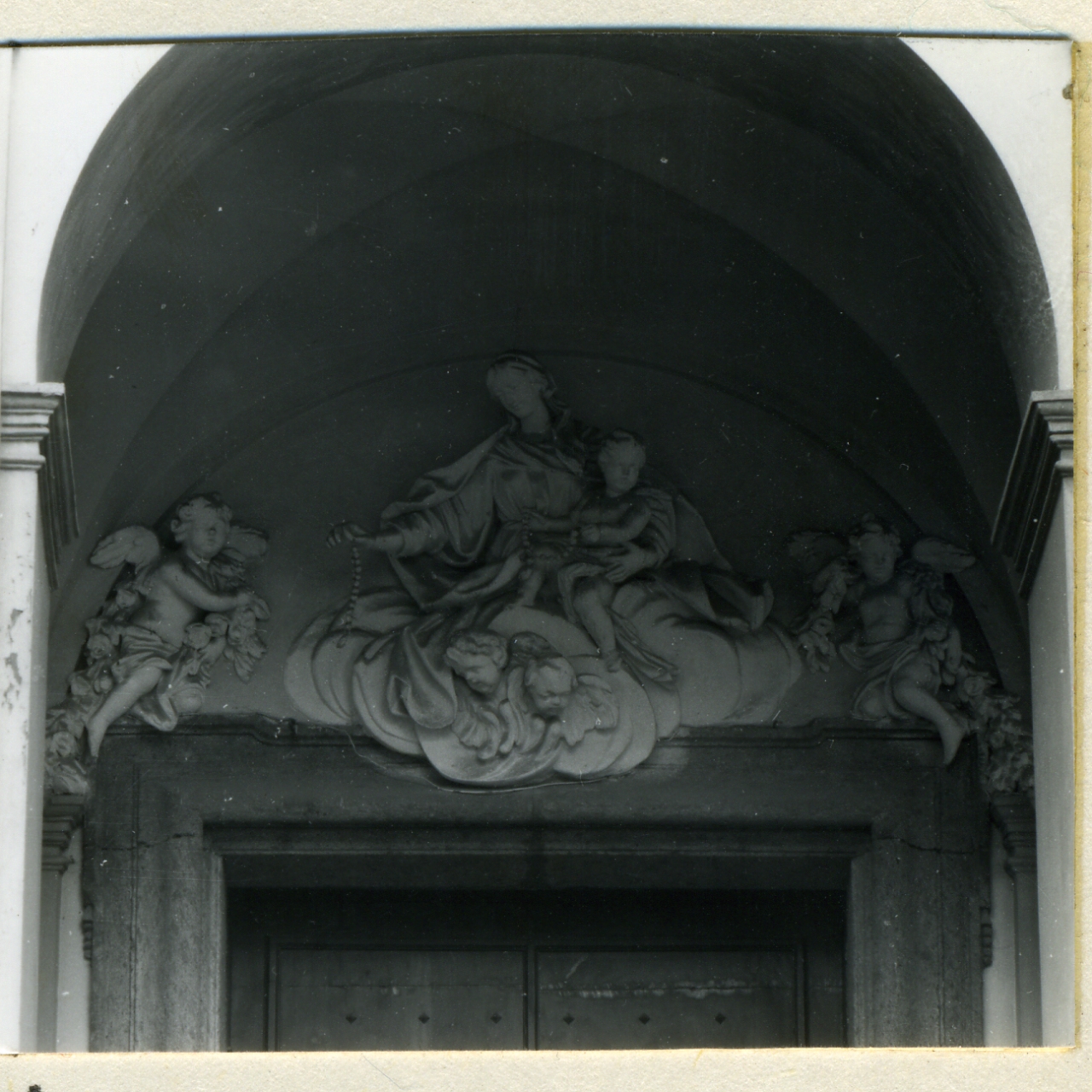 Madonna del Rosario (decorazione plastica, complesso decorativo) di Vaccaro Domenico Antonio (cerchia) (primo quarto sec. XVIII)