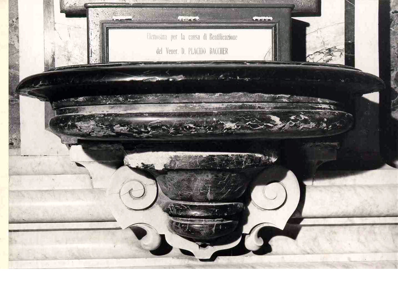 ACQUASANTIERA A MURO, SERIE - BOTTEGA NAPOLETANA (INIZIO sec. XVIII)