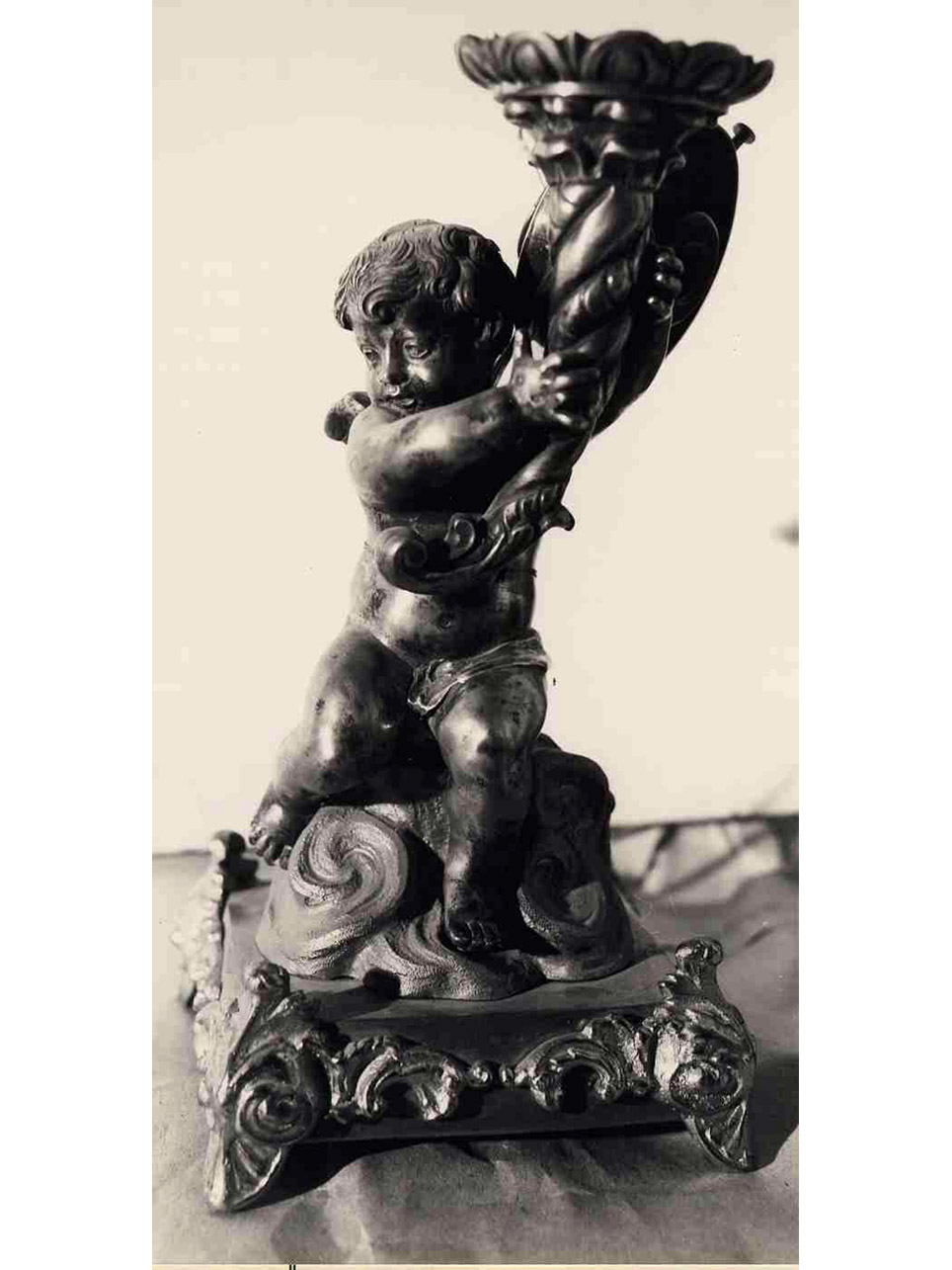 ANGIOLETTO PORTACANDELABRO - manifattura napoletana (Seconda metà sec. XIX)