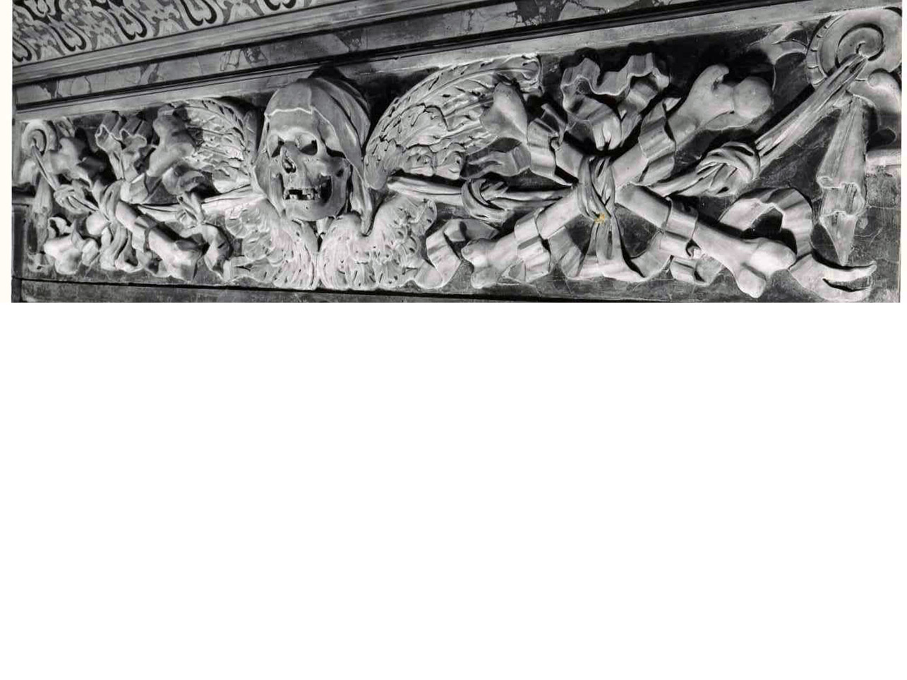 simboli della morte (rilievo) di Lazzari Dionisio (bottega) (sec. XVII)