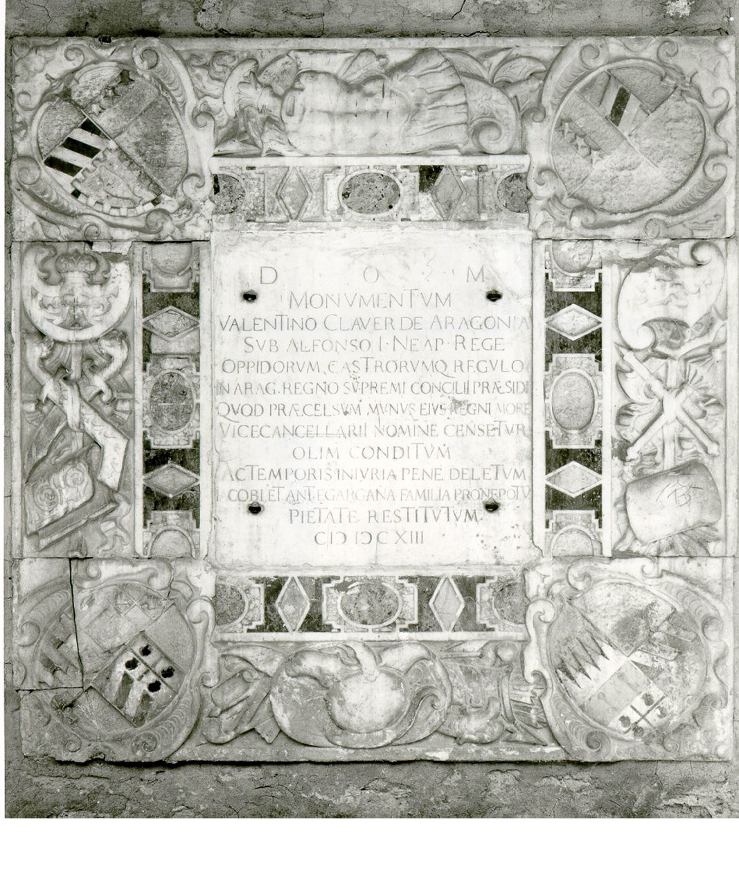 MOTIVI DECORATIVI ARALDICI ED A PANOPLIE (LASTRA TOMBALE) - BOTTEGA NAPOLETANA (PRIMO QUARTO sec. XVII)