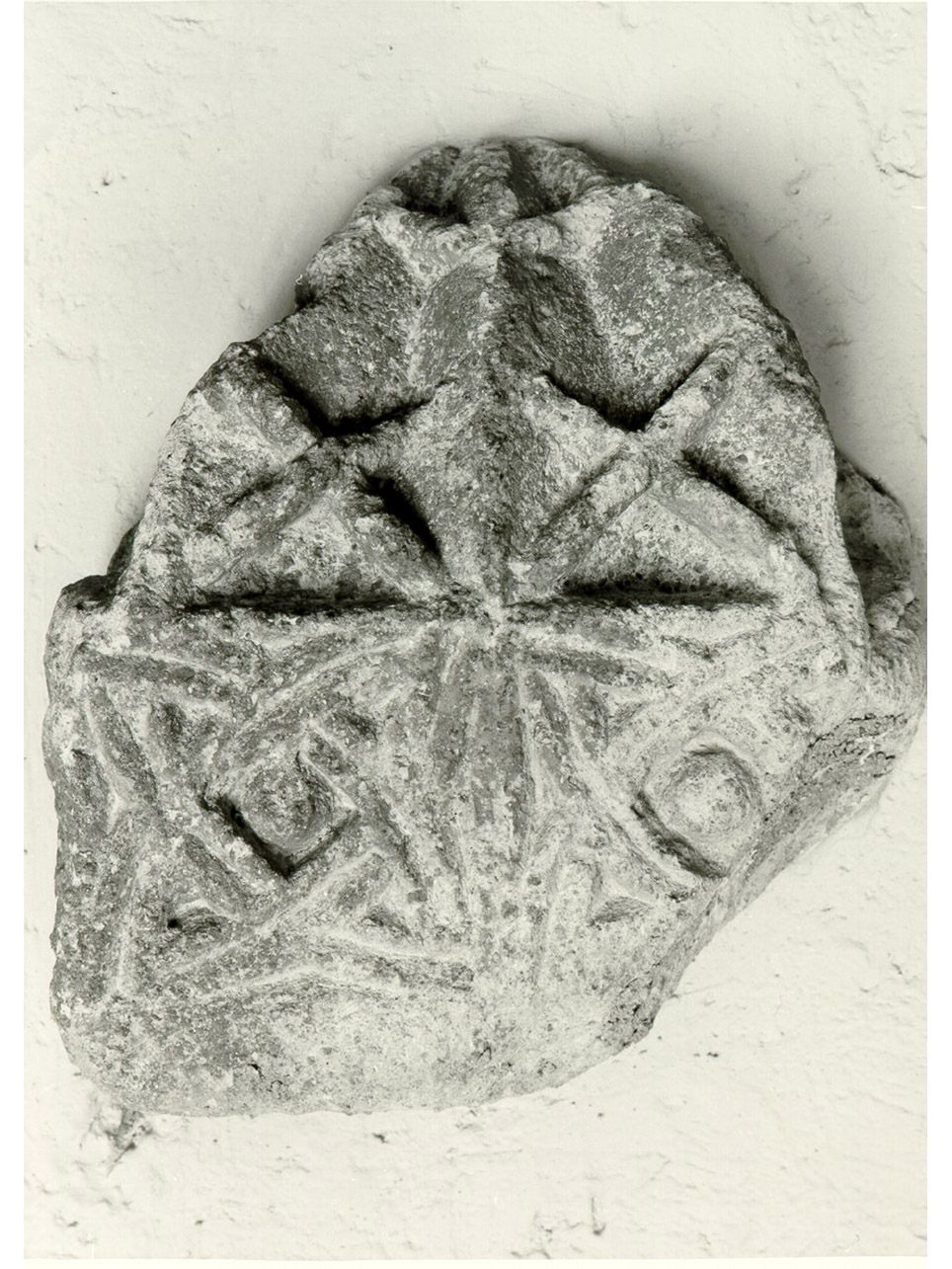 MOTIVI DECORATIVI GEOMETRICI (ELEMENTO DI DECORAZIONE, FRAMMENTO) - BOTTEGA NAPOLETANA (Metà sec. XIV)