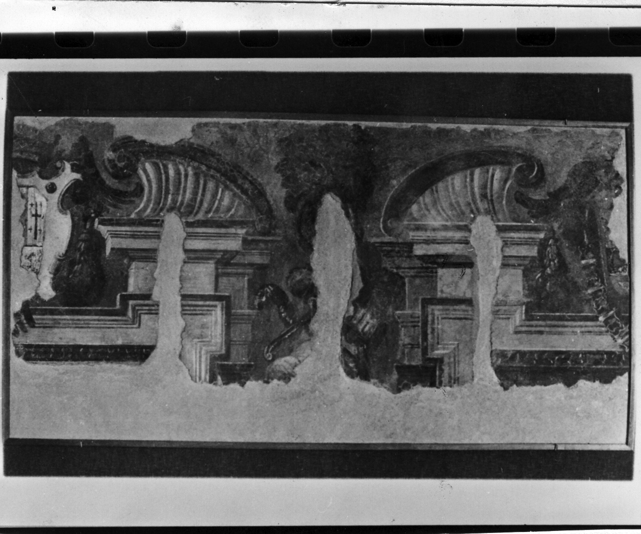 decorazione con cornici architettoniche e stemmi (dipinto, frammento) di Corenzio Belisario (prima metà sec. XVII)