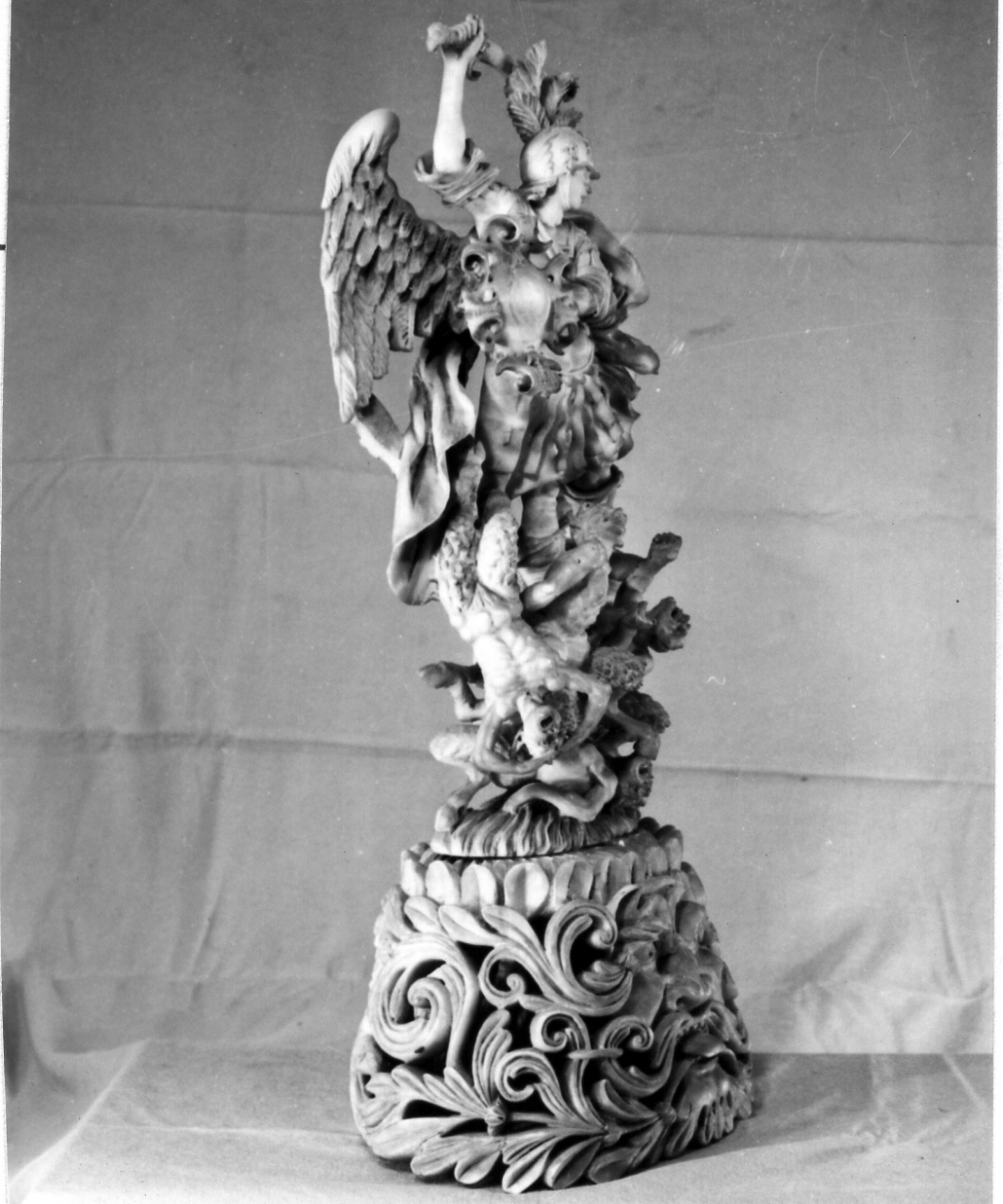 San Michele abbatte i demoni (scultura) - bottega siciliana (prima metà sec. XVIII)
