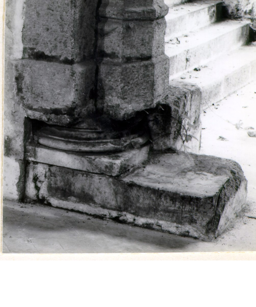 base di colonna, serie - bottega campana (metà sec. IX)