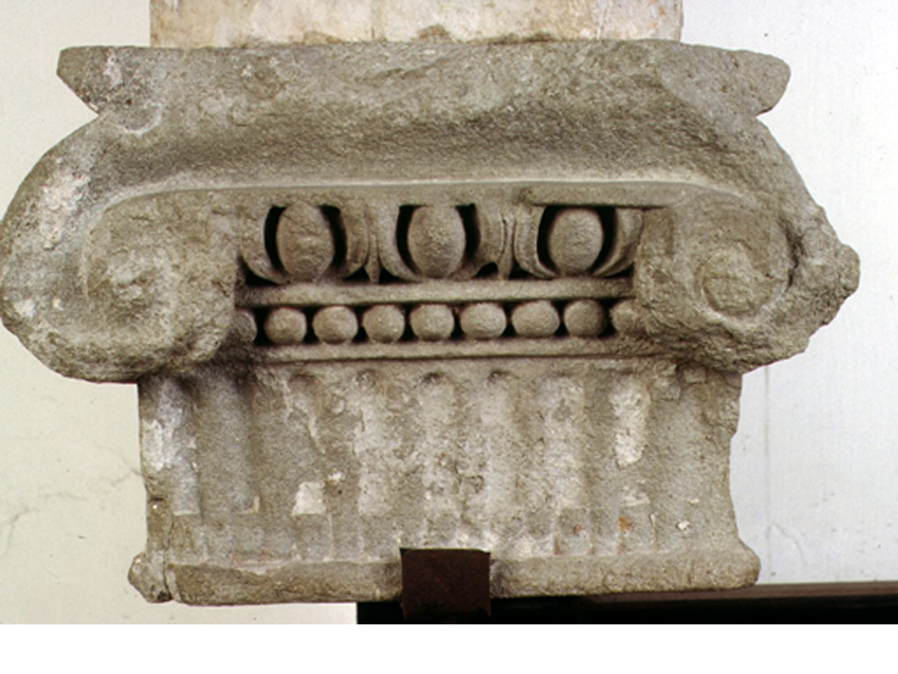capitello, elemento d'insieme - bottega toscana (seconda metà sec. XIV)