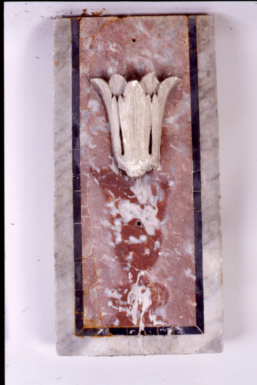 decorazione plastica, frammento - bottega napoletana (metà sec. XVII)