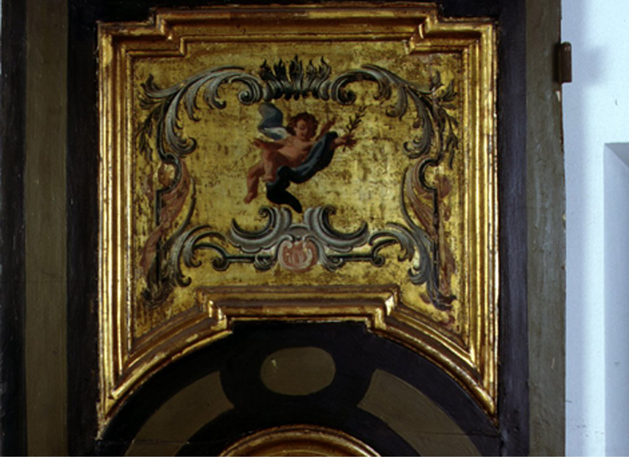 putto con palma del martirio (pannello, elemento d'insieme) di De Mura Francesco (sec. XVIII)