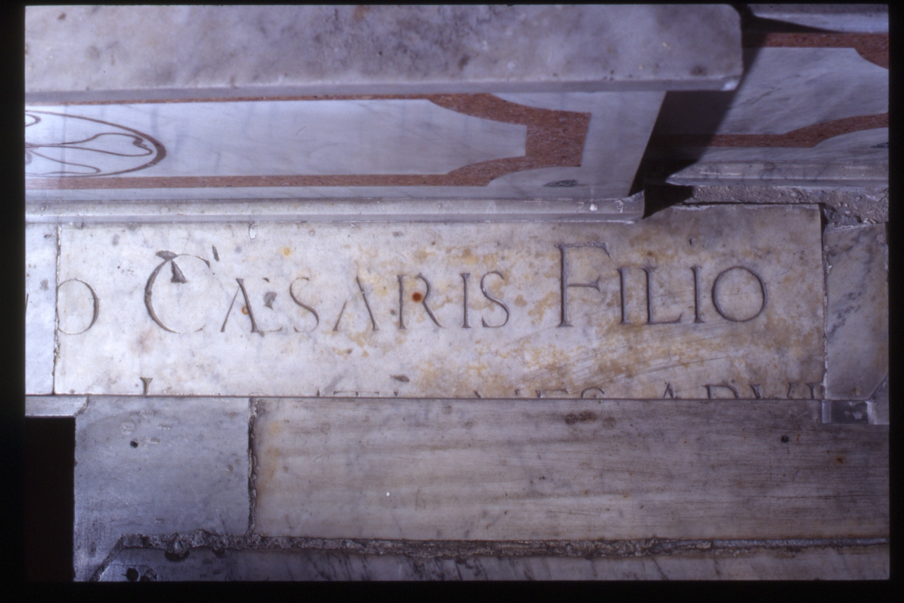 lapide, frammento - bottega napoletana (metà sec. XVII)