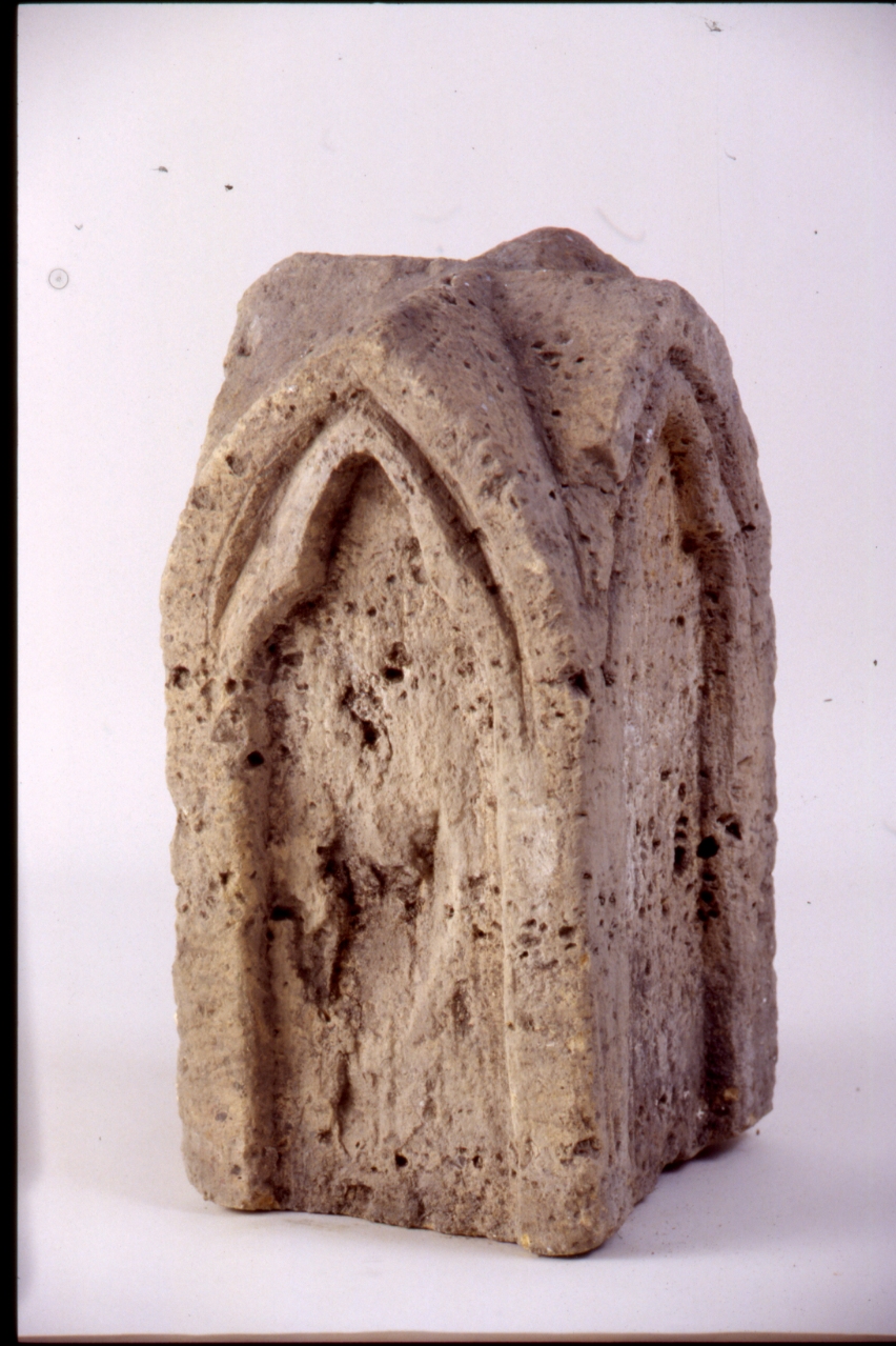 decorazione plastica, frammento - bottega napoletana (metà sec. XIV)