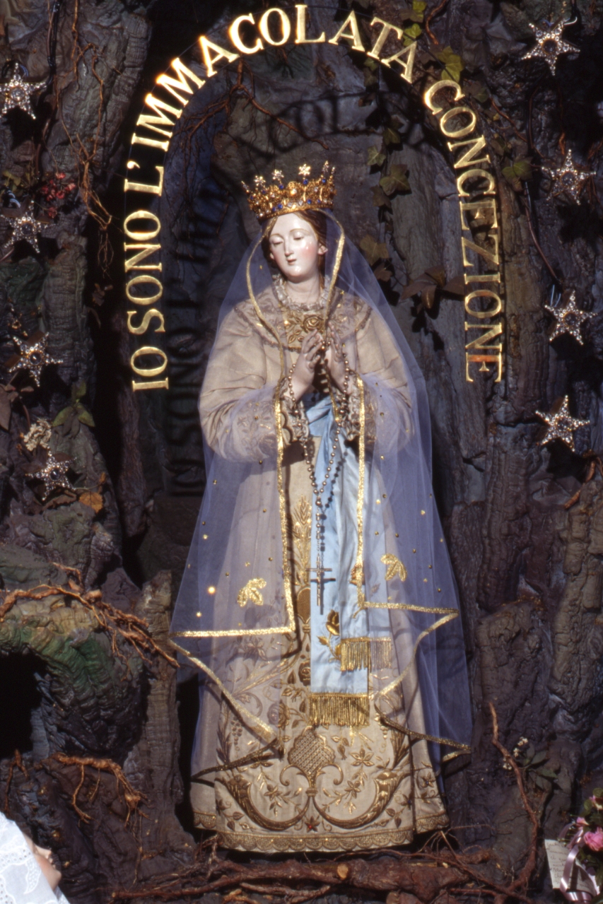 Madonna di Lourdes (statuetta devozionale, elemento d'insieme) - bottega napoletana (sec. XIX)