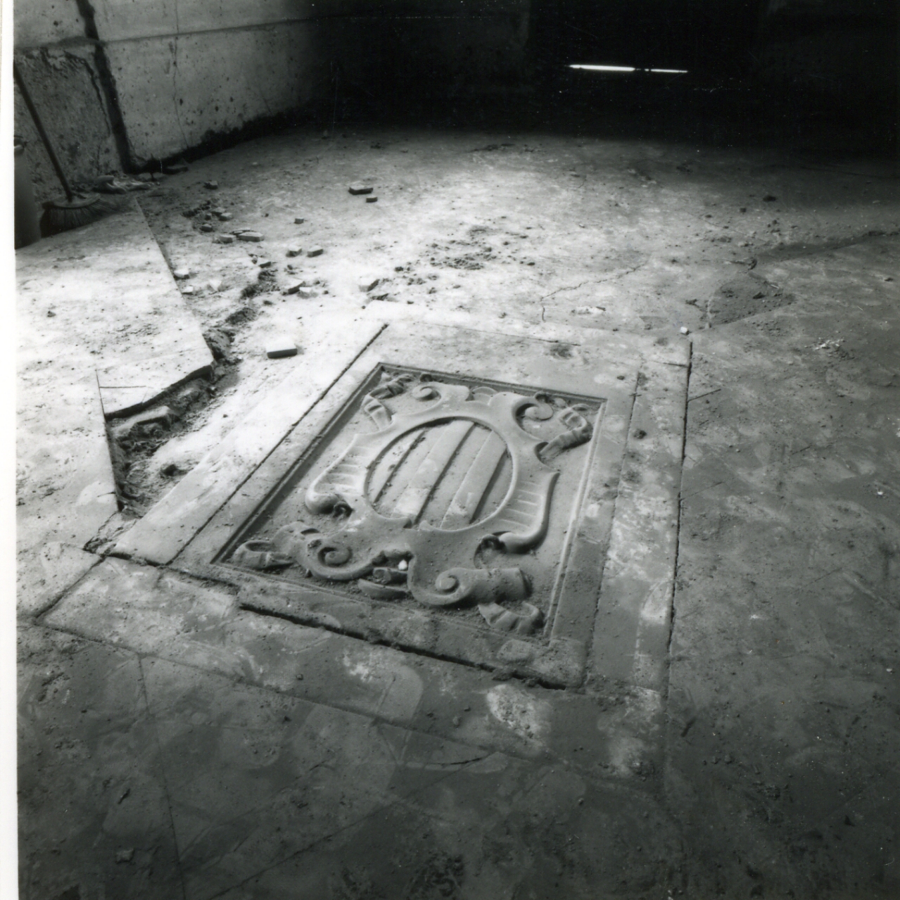 stemma gentilizio (lastra tombale) - bottega napoletana (metà sec. XVI)