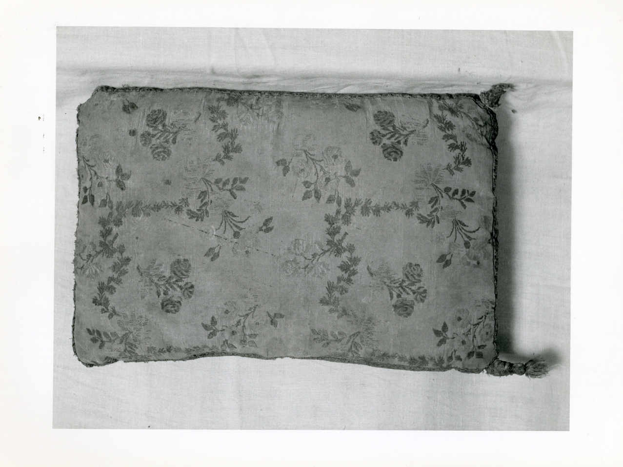 cuscino, serie - manifattura napoletana (seconda metà sec. XIX)