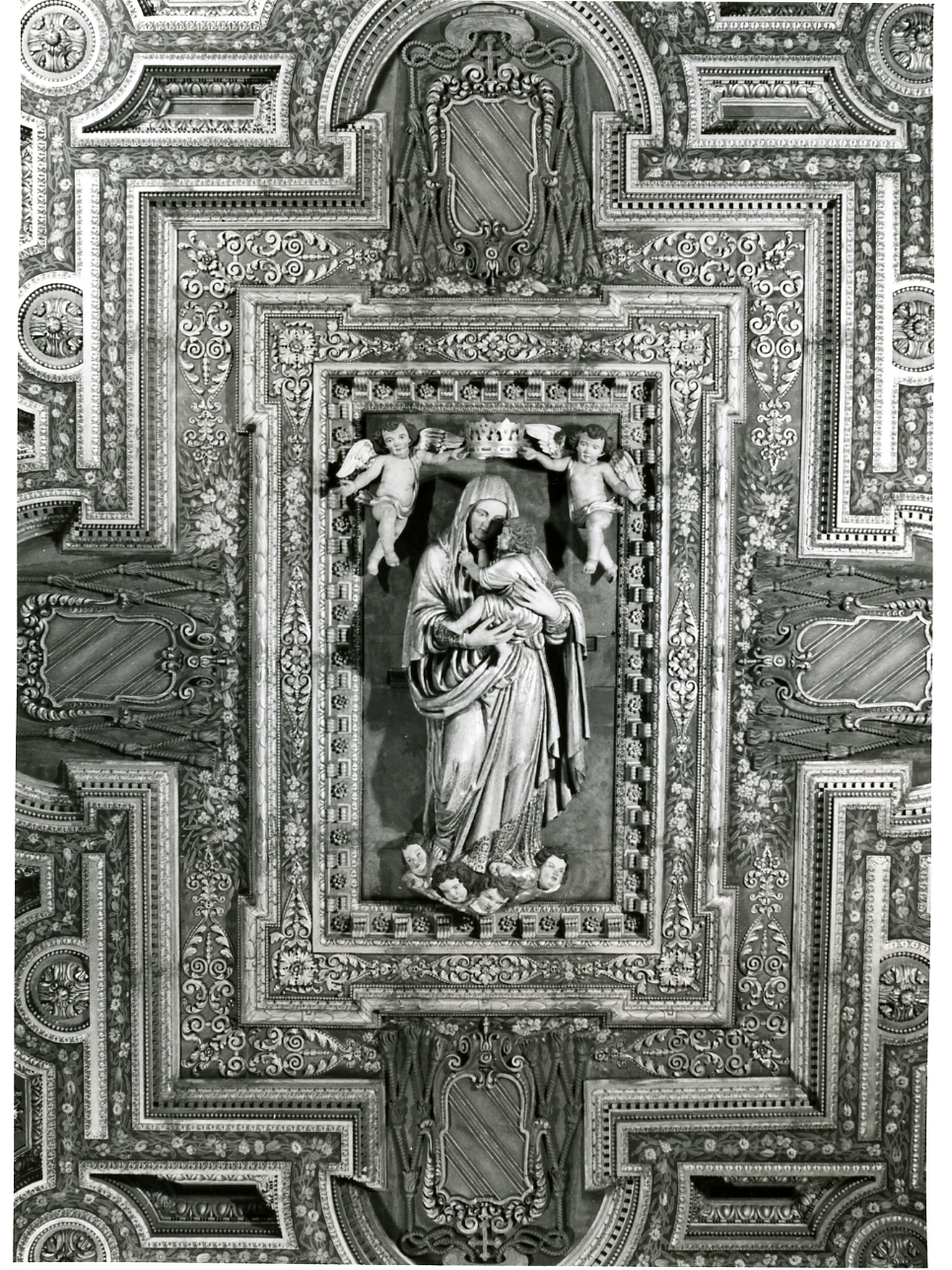 Madonna con Bambino e angeli reggicorona (scultura, elemento d'insieme) - bottega napoletana (sec. XX)