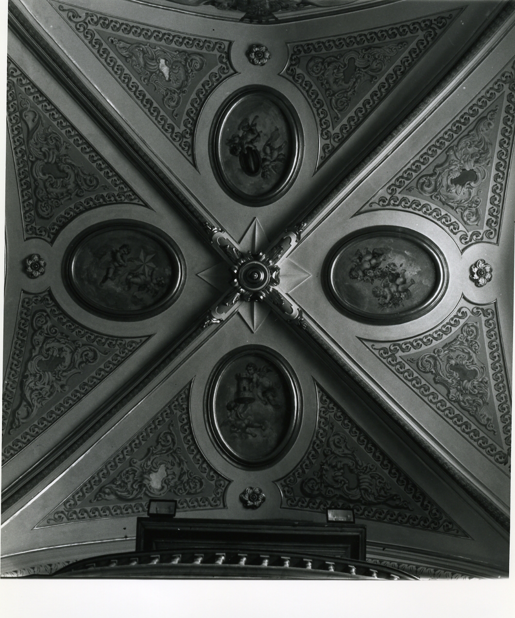 angeli con simboli mariani (dipinto, insieme) - ambito napoletano (prima metà sec. XX)