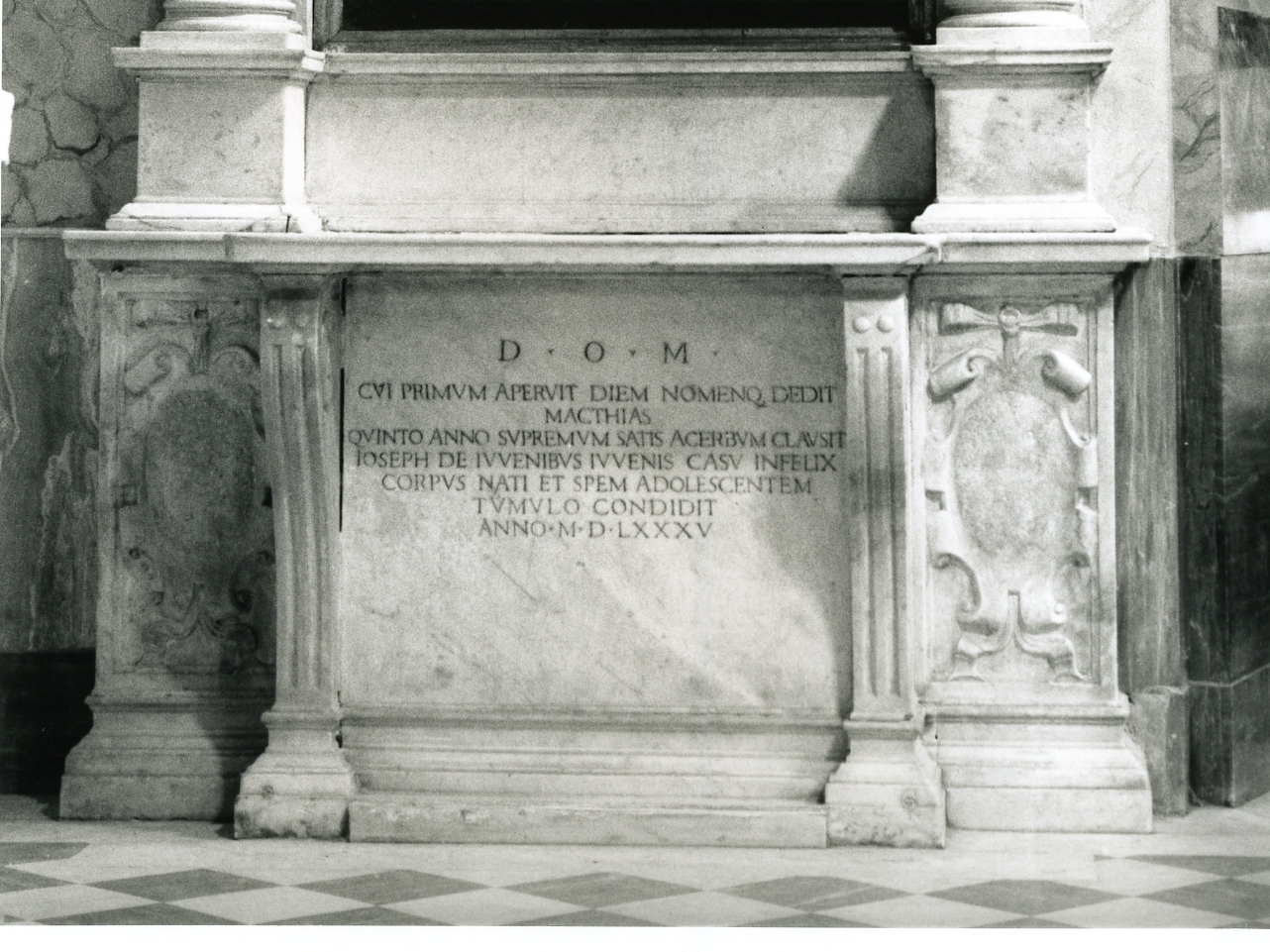 lapide commemorativa - bottega napoletana (sec. XVI)