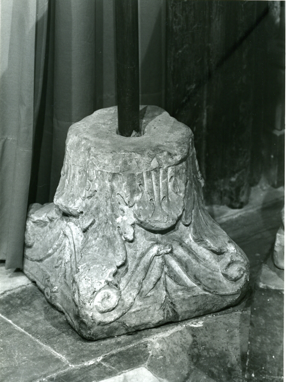 base, elemento d'insieme - bottega napoletana (metà sec. XVI)