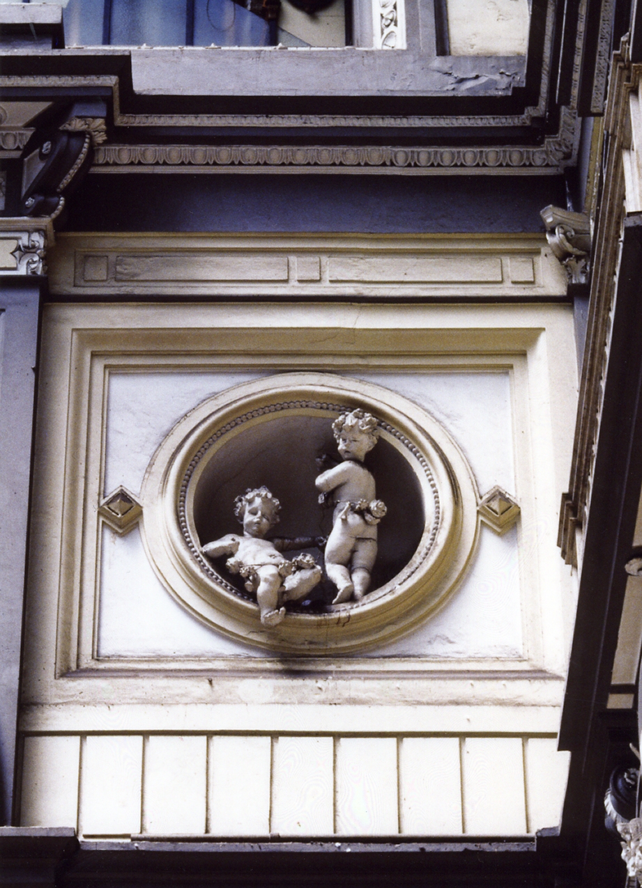 putti con fiori (gruppo scultoreo) di De Novellis Giovanni, Breglia Nicola (sec. XIX)