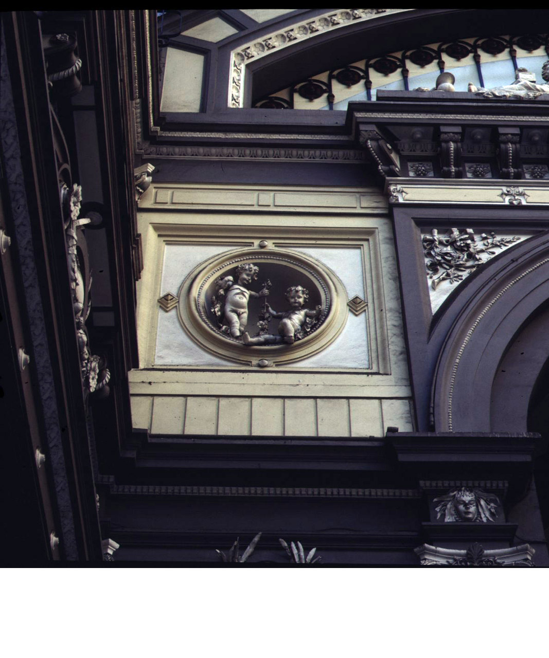 putti con fiori (scultura) di De Novellis Giovanni, Breglia Nicola (sec. XIX)